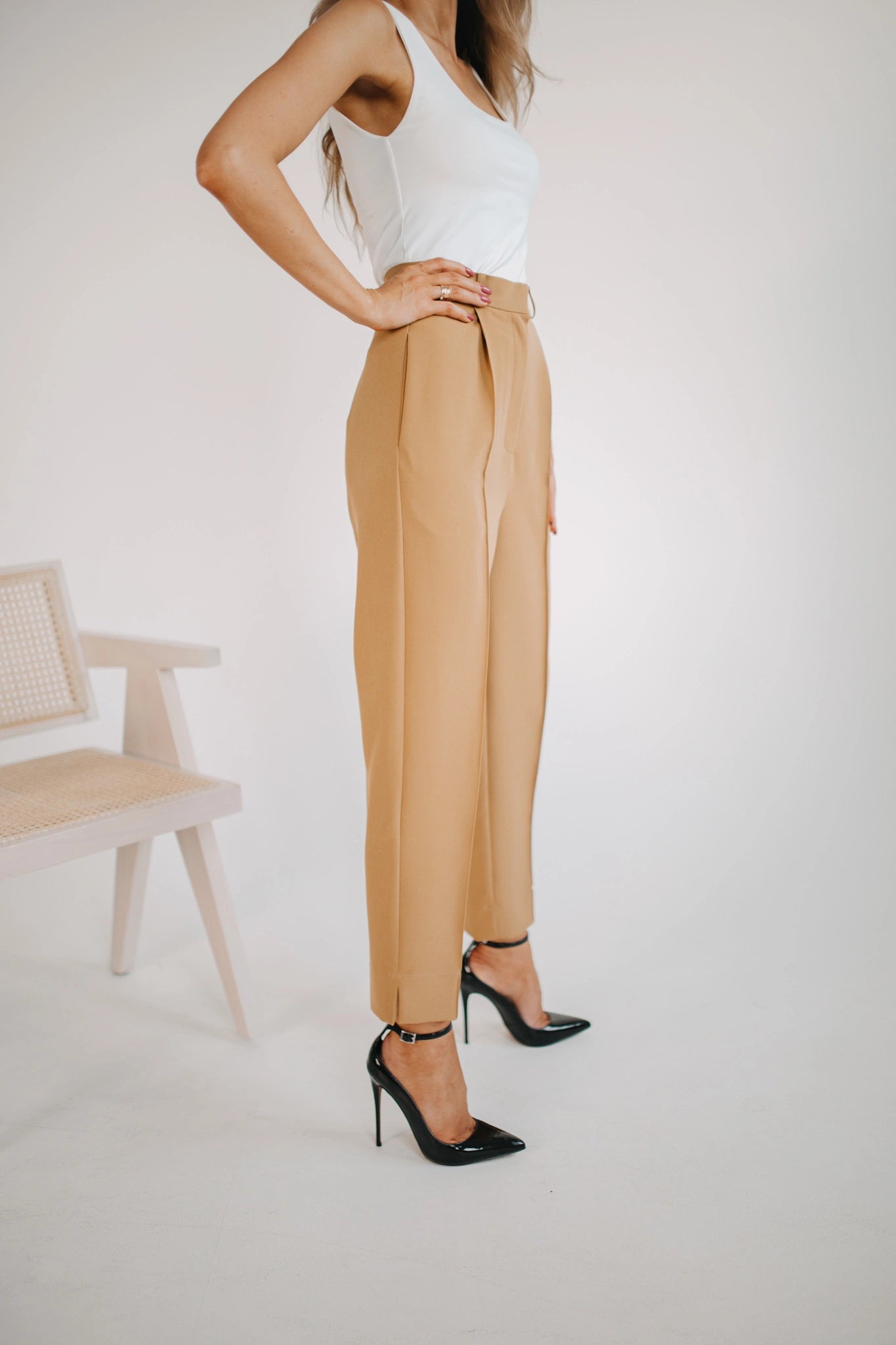 Pleated tapered pants