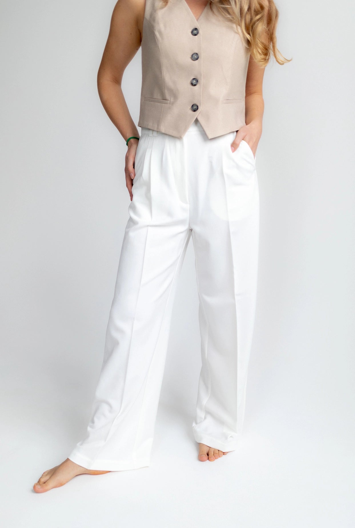 White pleated pants